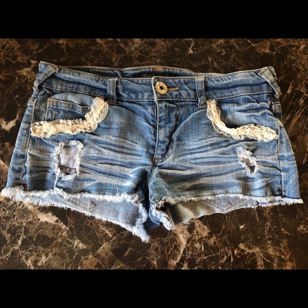 Celebrity pink lace ruffle trim jean shorts. Size 5